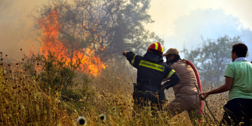 Πυροσβέστες σε πυρκαγιά