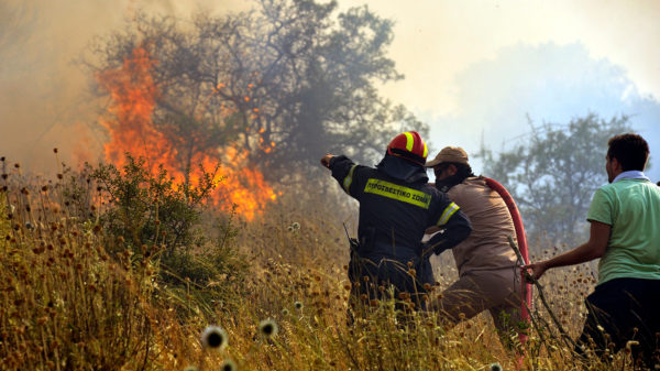 Πυροσβέστες σε πυρκαγιά