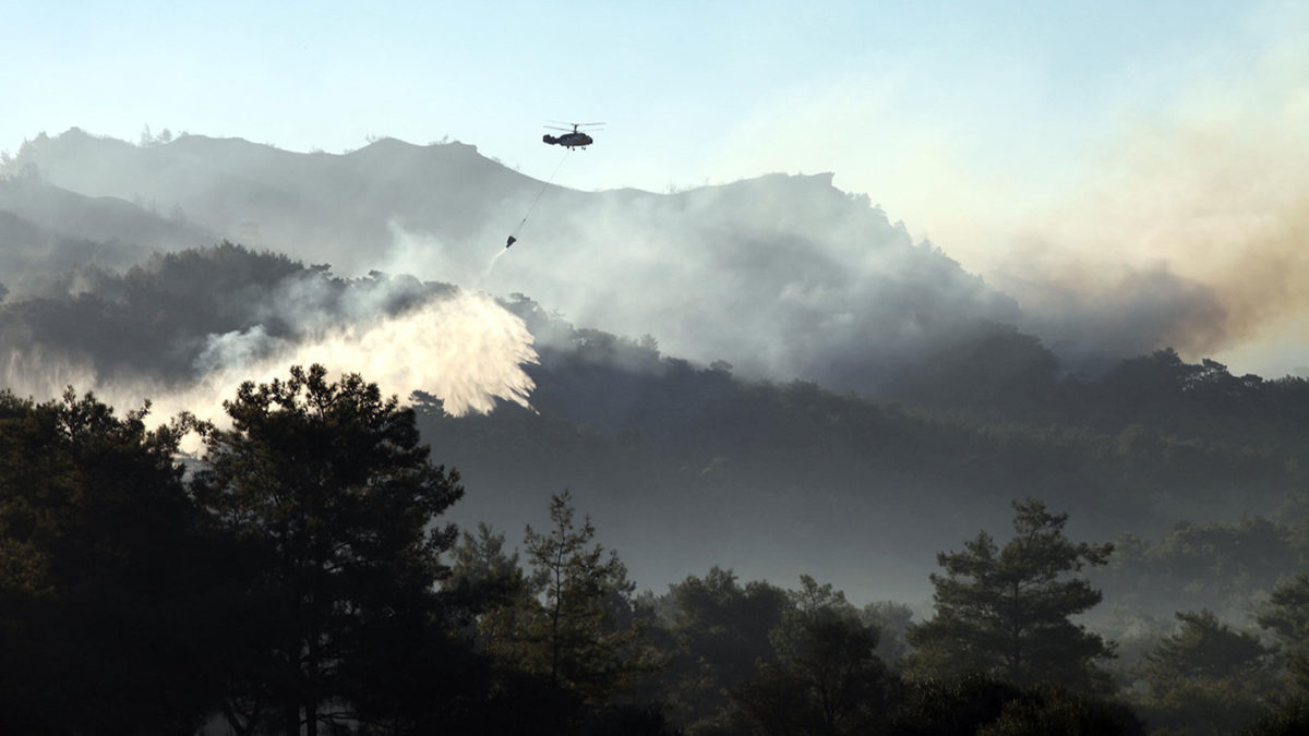 Ελικόπτερο του Στρατού- Κατάσβεση πυρκαγιάς