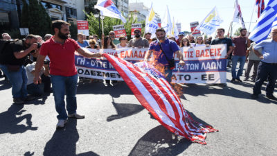 Πορεία ΠΑΜΕ για επίσκεψη Πομπεο-συμφωνία για τις βάσεις-Κάψιμο σημαίας ΗΠΑ στην Αμερικανική πρεσβεία