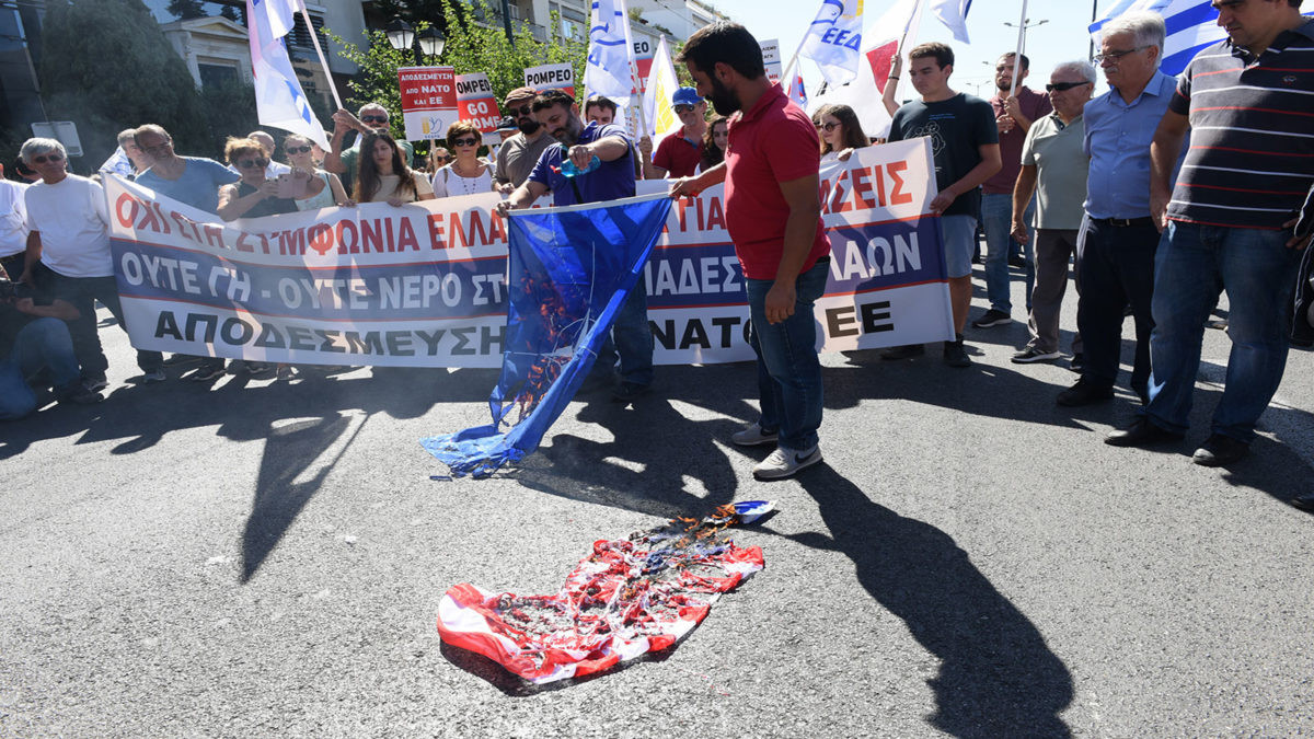 Πορεία ΠΑΜΕ για επίσκεψη Πομπεο-συμφωνία για τις βάσεις-Κάψιμο σημαίας ΗΠΑ και ΝΑΤΟ στην Αμερικανική πρεσβεία