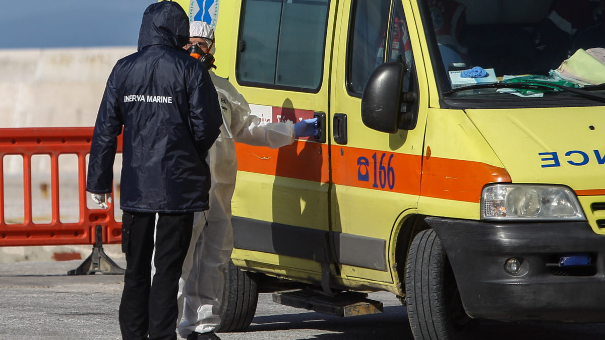 Ασθενοφόρο του ΕΚΑΒ στο λιμάνι της Ραφήνας