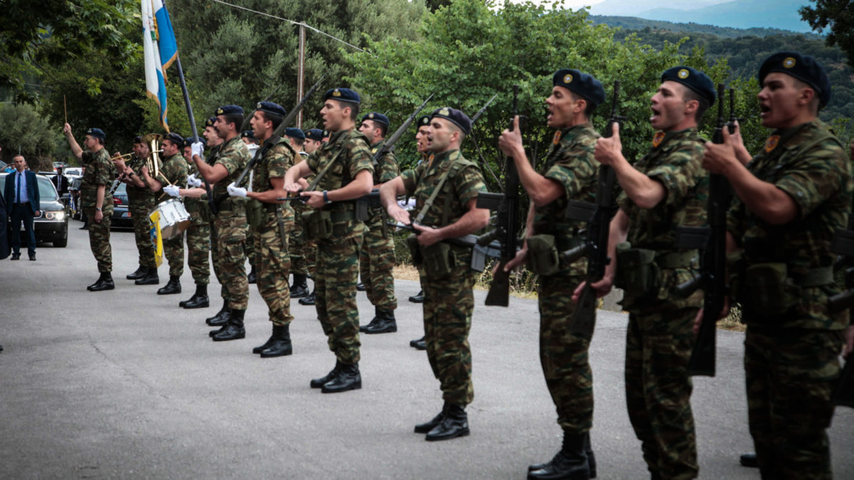 Στρατιώτες σε άγημα