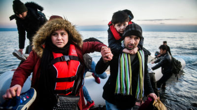Βάρκα με πρόσφυγες στη Λέσβο οικογενεια παιδί