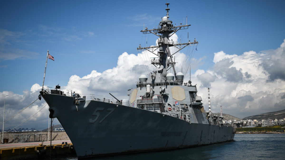 Αντιτορπιλικό των ΗΠΑ-πλοιο USS_MITSCHER στο λιμάνι του Πειραιά