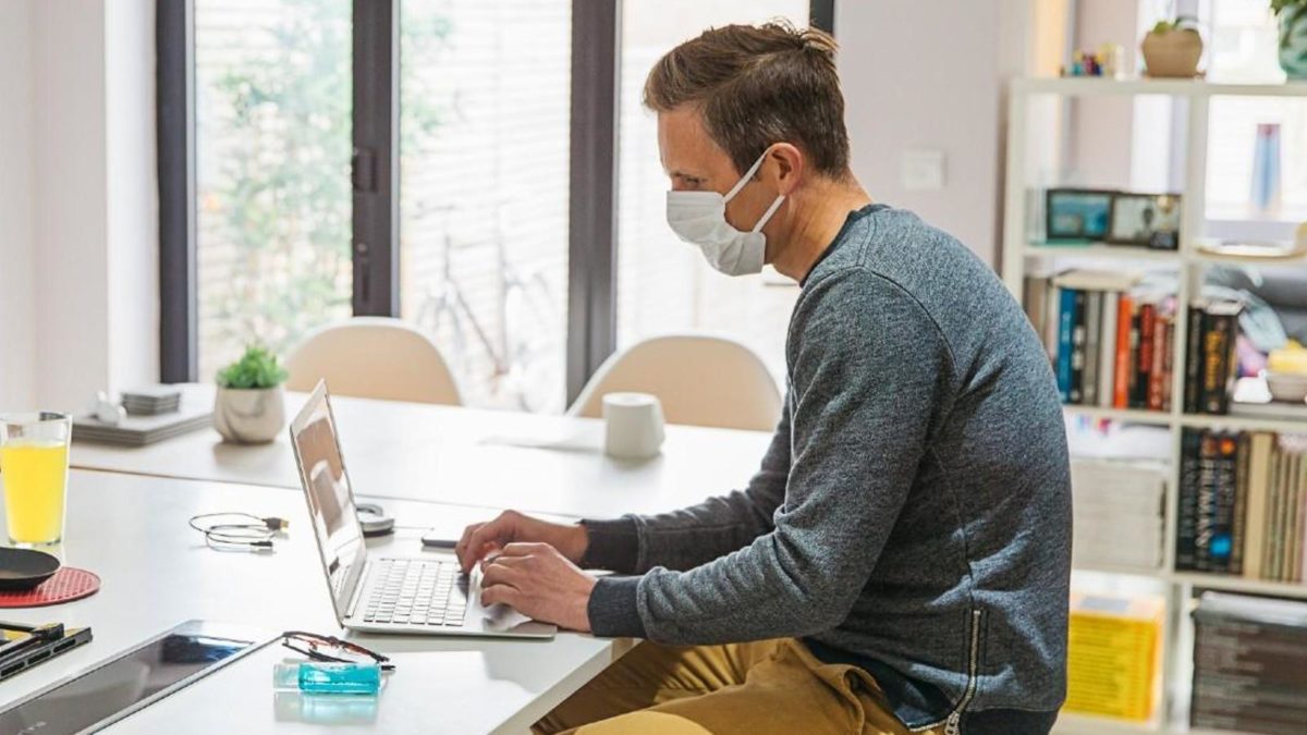 τηλεργασια - υπολογιστής - εργαζόμενος - γραφείο