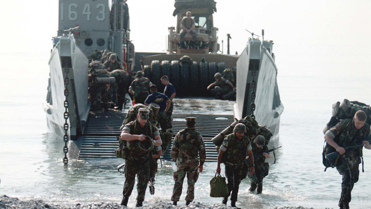 προσαιγιάλωση σύγχρονου αμερικανικού αποβατικού