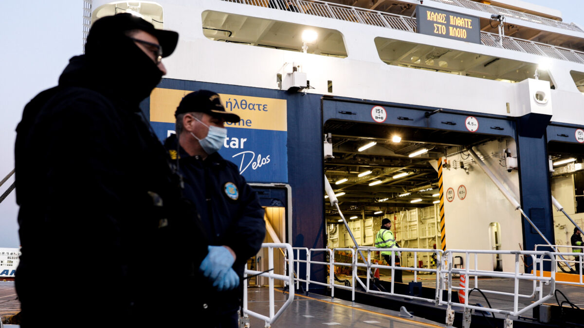 Λιμενικοί με μάσκα στο λιμάνι του Πειραιά