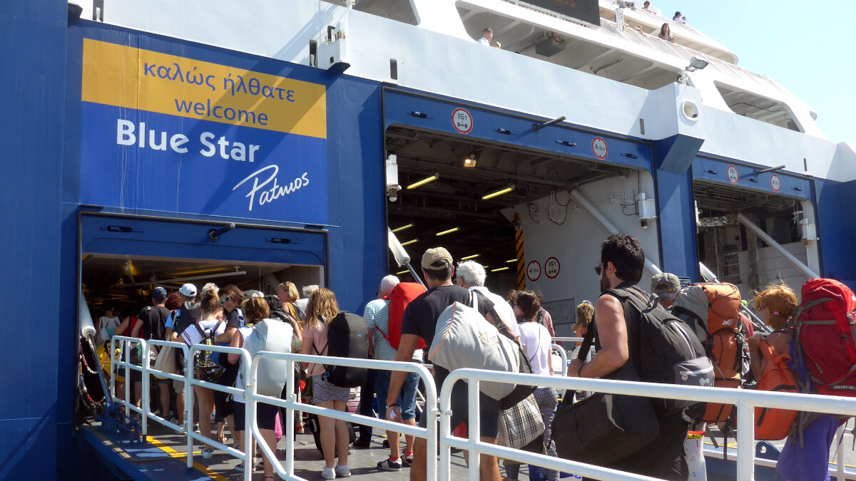 Το Επιβατηγό - Οχηματαγωγό πλοίο Blue Star Patmos