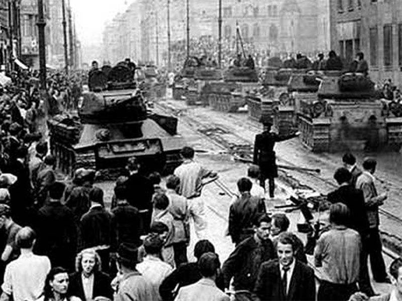 Σοβιετικά άρματα στους δρόμους του Βερολίνου