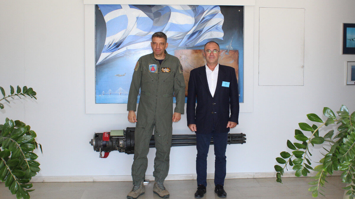 Ο Νίκος Παπαναστάστης, βουλευτής του ΚΚΕ με τον Διοικητή της 116 Π.Μ της ΠΑ στον Άραξο, 19/6/2020