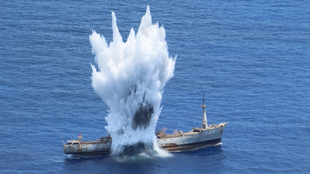 Άσκηση του Πολεμικού Ναυτικού-βύθιση πλοίου