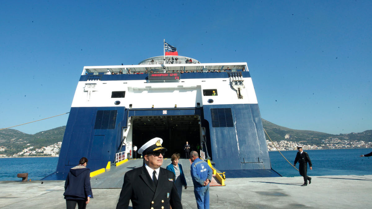 Επιβατηγό - Οχηματαγωγό "Νήσος Σάμος" δεμένο στο λιμάνι της Σάμου