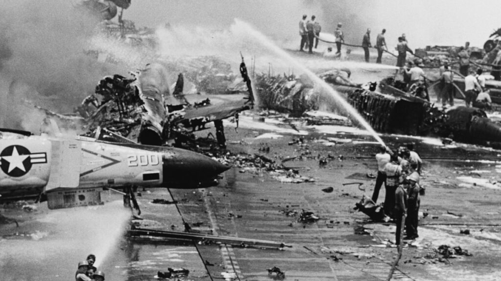 Το Αεροπλανοφόρο των ΗΠΑ, USS Forrestal (CVA-59) καίγεται ανοιχτά των ακτών του Βιετνάμ - 29/7/1967