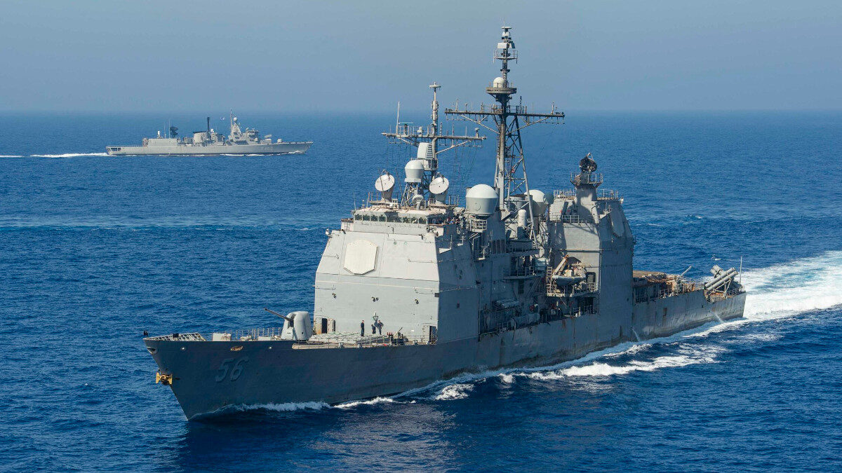 Το Αντιτορπιλικό USS San Jacinto (CG 56), σε πρώτο πλάνο και η Φρεγάτα Αιγαίο του Πολεμικού Ναυτικού (F460) στο βάθος. Συνεκπαίδευση με το Αεροπλανοφόρο USS Dwight D. Eisenhower (CVN 69) και την συνοδεία του στο Μυρτώο και Λιβυκό Πέλαγος