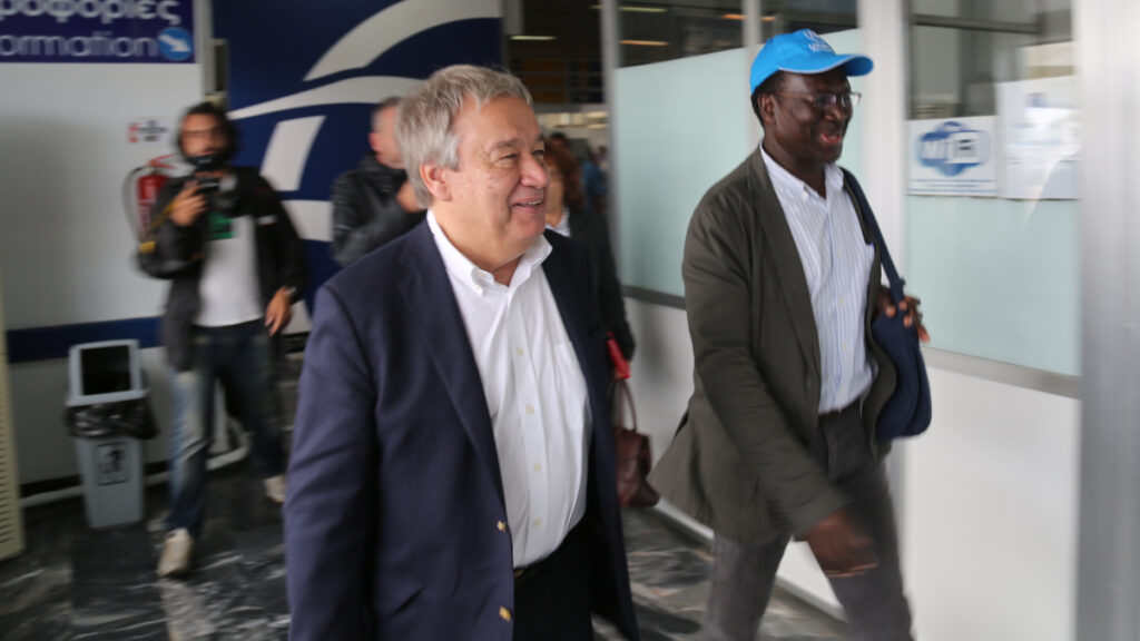 Ο Αντόνιο Γκουτιέρες, Ύπατος Αρμοστής του ΟΗΕ για τους πρόσφυγες στο Αεροδρόμιο της Μυτιλήνης το 2015