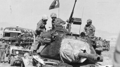 Τουρκικά στρατεύματα εισβάλουν στην Κύπρο