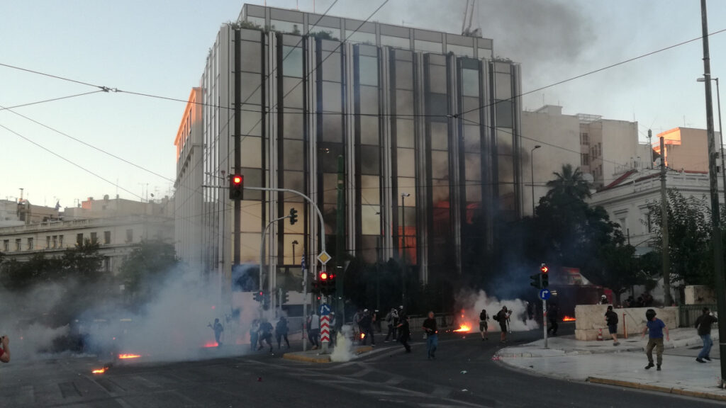 Επεισόδια από κουκουλοφόρους και ΜΑΤ 9/7/2020