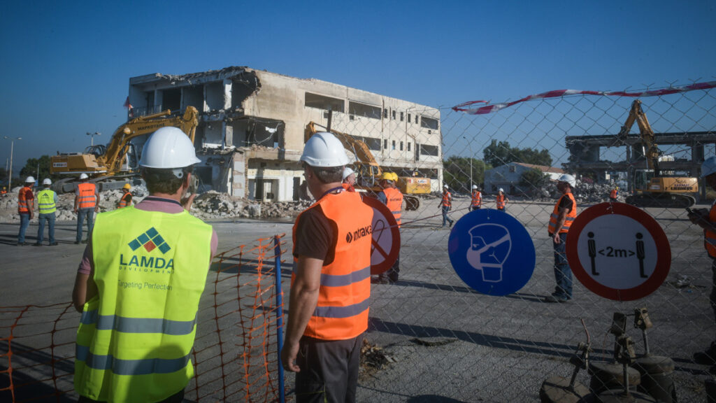 Γκρεμίζουν τα κτίρια του παλιού αεροδρομίου στο Ελληνικό