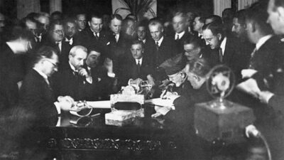Ο Ελ. Βενιζέλος υπογράφει την Συνθήκη της Λωζάνης