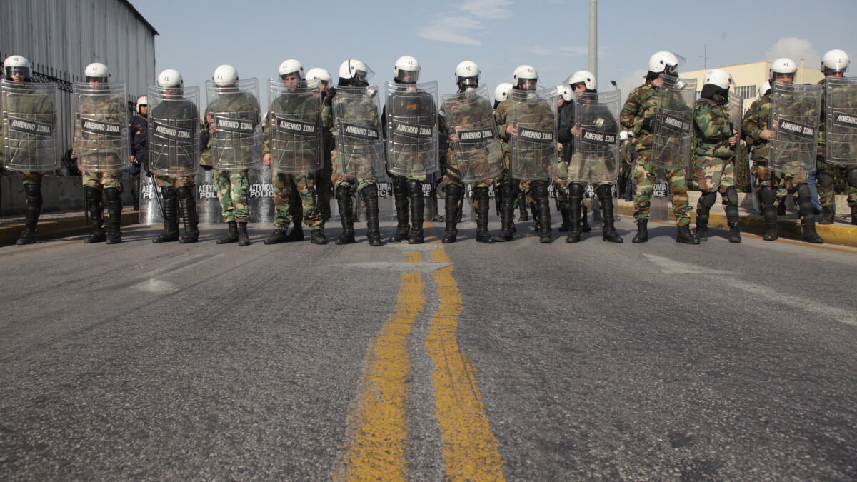 Δυνάμεις καταστολής του Λιμενικού Σώματος παραπεταγμένες ενάντια σε ναυτεργάτες το 2013