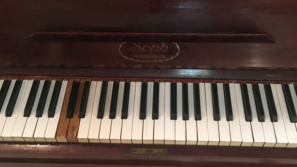 Το πιάνο του Μάνου Λοΐζου - Στέκι Πολιτισμού & Νεανικής Δημιουργίας της ΚΝΕ