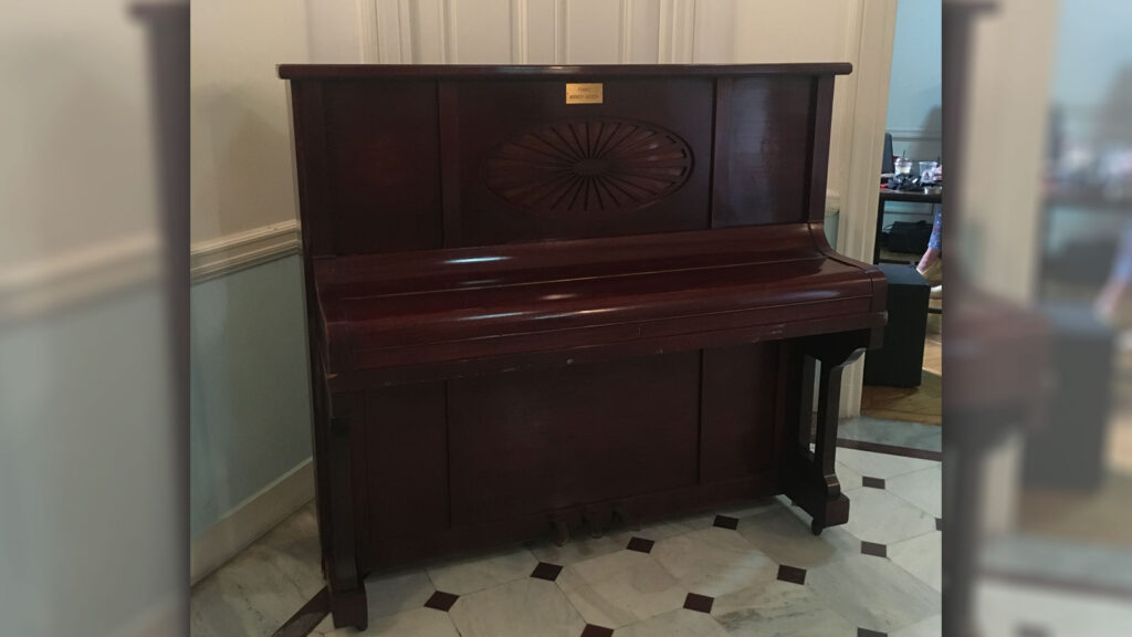 Το πιάνο του Μάνου Λοΐζου - Στέκι Πολιτισμού & Νεανικής Δημιουργίας της ΚΝΕ