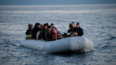 Βάρκα με πρόσφυγες στη Λέσβο