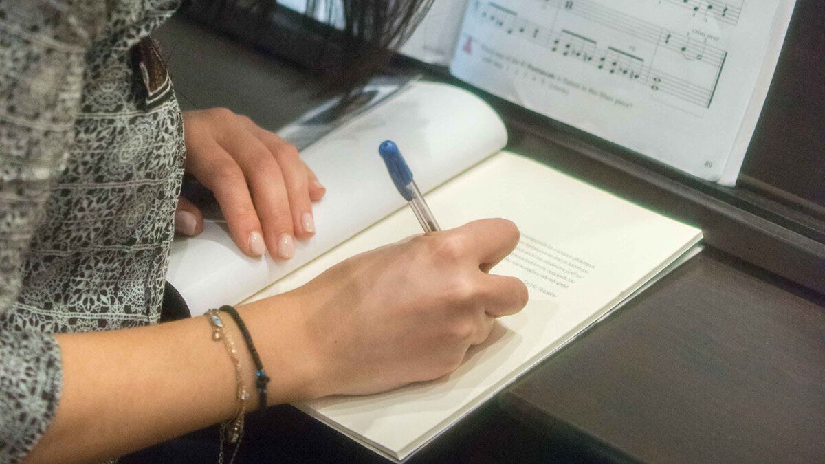 Στέλλα Πετρίδου, λογοτέχνης, Ανθυποπλοίαρχος του Λιμενικού Σώματος