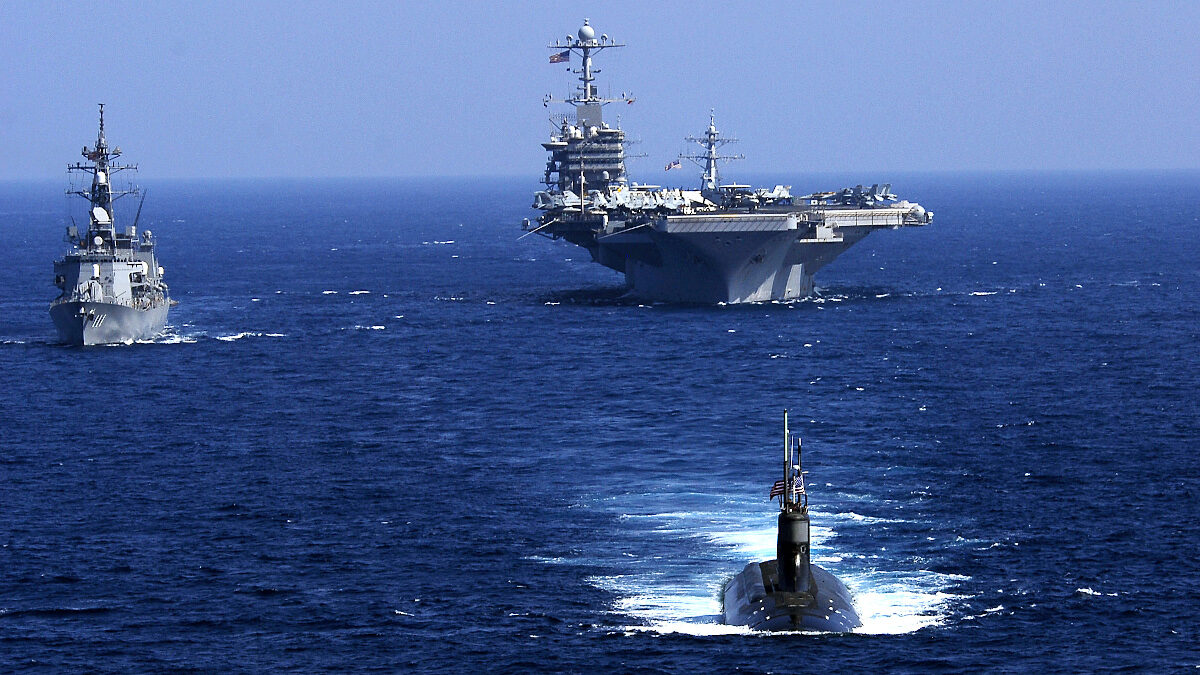 Ειρηνικός Ωκεανός Feb. 12, 2009 Το Αμερικανικό Υποβρύχιο USS Seawolf (SSN 21), Το Ιαπωνικό Αντιτορπιλικό JS Oonami (DD 111) και το Αμερικανικό Αεροπλανοφόρο USS John C. Stennis (CVN 74)
