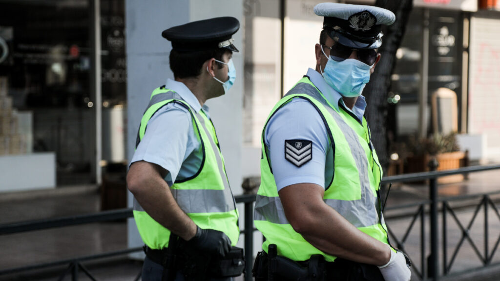 Έλεγχοι αστυνομικών σε λεωφορεία για την τήρηση των μέτρων κατά της πανδημίας (Αύγουστος 2020)