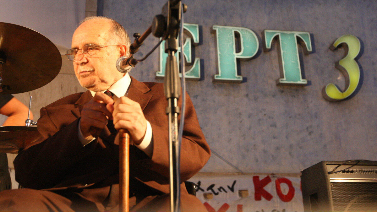 Ο Ντίνος Χριστιανόπουλος συμμετέχει στα μουσικά δρώμενα κατα την περίοδο της κατάληψης της ΕΡΤ3 από τους εργαζόμενούς της - 17/6/2013