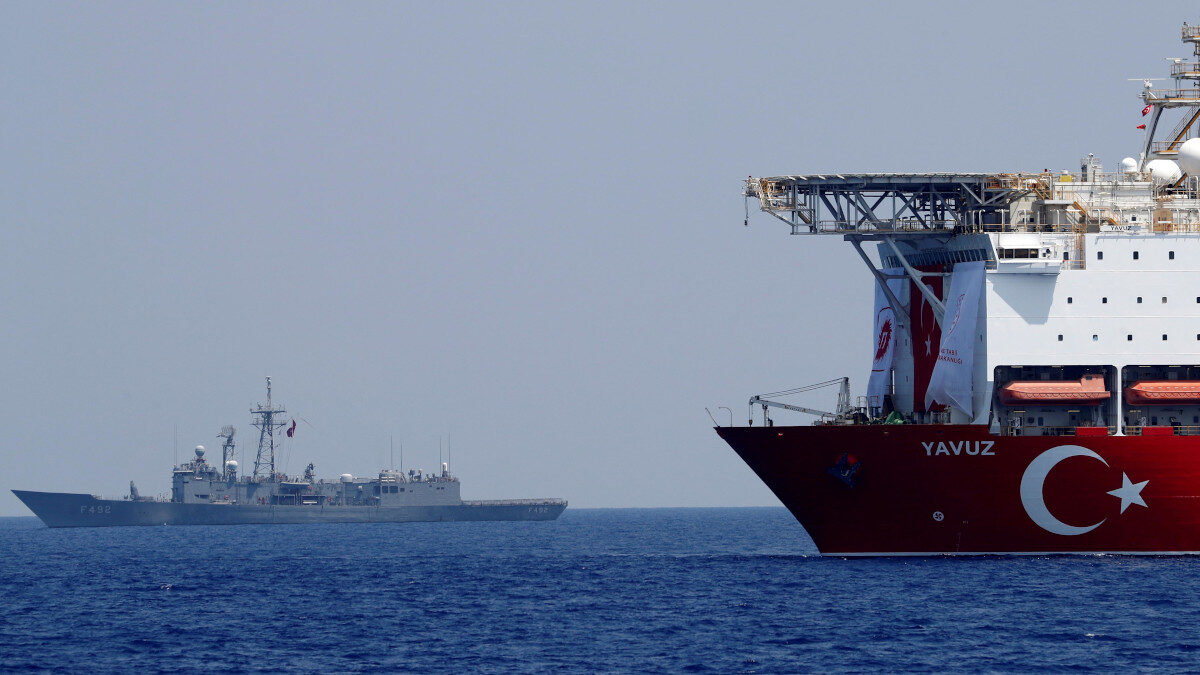 Τουρκία - Το πλωτό γεωτρύπανο "YAVUZ" με τη συνοδεία της Φρεγάτας "TCG Gemlik" (F492)