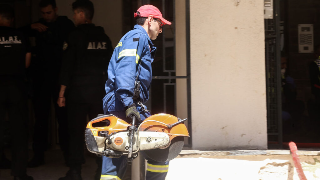 Φωτιά σε διαμέρισμα στην Κυψέλη - Δύο νεκροί ηλικιωμένοι - Τραυματισμός Πυροσβέστη 17/8/2020