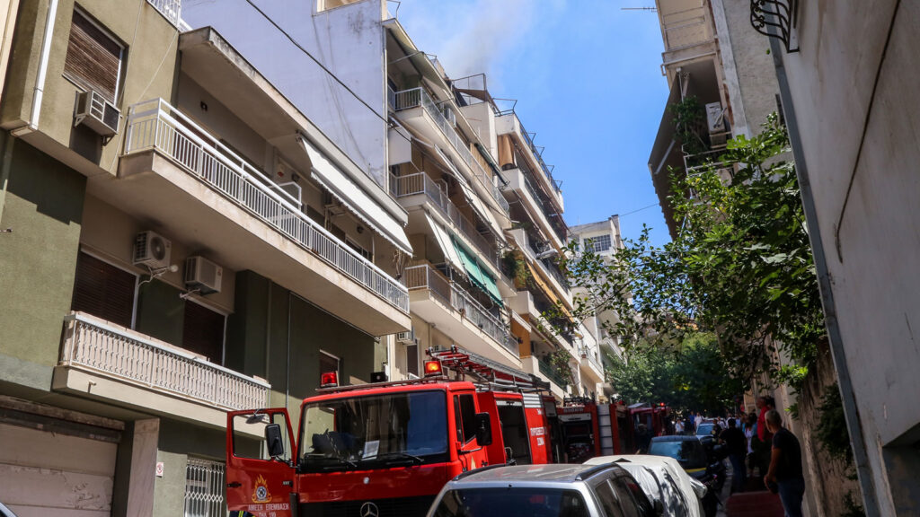Φωτιά σε διαμέρισμα στην Κυψέλη - Δύο νεκροί ηλικιωμένοι - Τραυματισμός Πυροσβέστη 17/8/2020