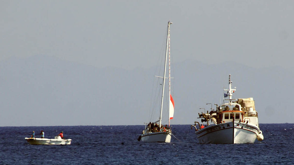 Ιστιοφόρο με 40 μετανάστες που εξέπεμψε σήμα κινδύνου ρυμουλκήθηκε στο λιμάνι της Ρόδου