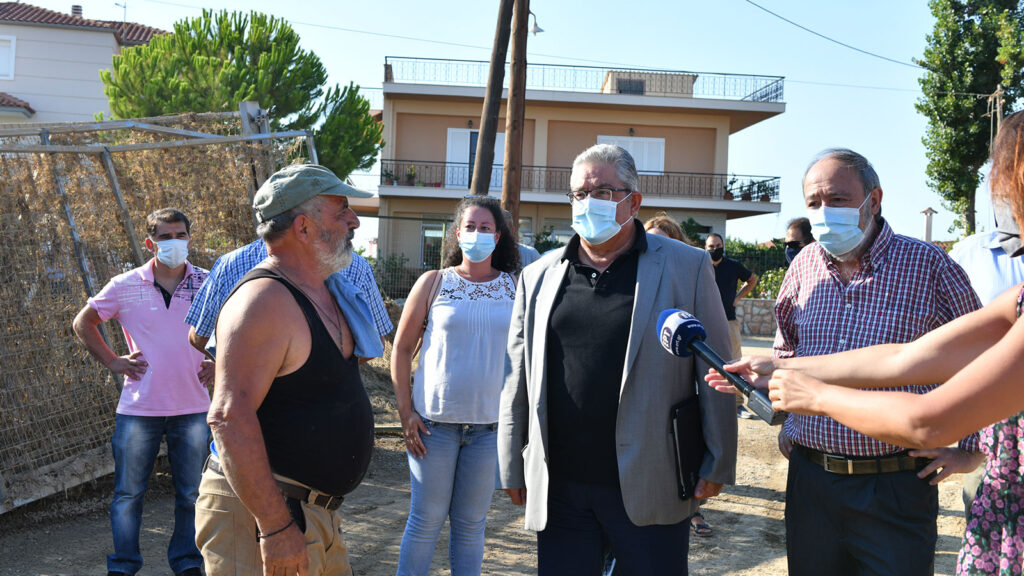 Στις περιοχές της Εύβοιας που βρέθηκαν στο στόχαστρο της καταστροφικής πλημμύρας τα ξημερώματα της Κυριακής 9/8/2020, επισκέφτηκε ο ΓΓ της ΚΕ του ΚΚΕ, Δημήτρης Κουτσούμπας 12/8/2020
