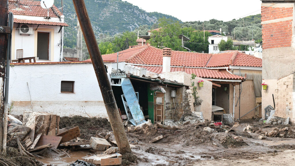 Στις περιοχές της Εύβοιας που βρέθηκαν στο στόχαστρο της καταστροφικής πλημμύρας τα ξημερώματα της Κυριακής 9/8/2020, επισκέφτηκε ο ΓΓ της ΚΕ του ΚΚΕ, Δημήτρης Κουτσούμπας 12/8/2020