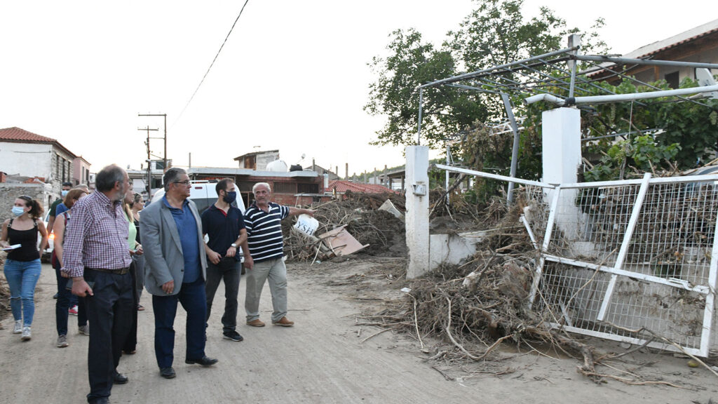 Στις περιοχές της Εύβοιας που βρέθηκαν στο στόχαστρο της καταστροφικής πλημμύρας τα ξημερώματα της Κυριακής 9/8/2020, επισκέφτηκε ο ΓΓ της ΚΕ του ΚΚΕ, Δημήτρης Κουτσούμπας 12/8/2020
