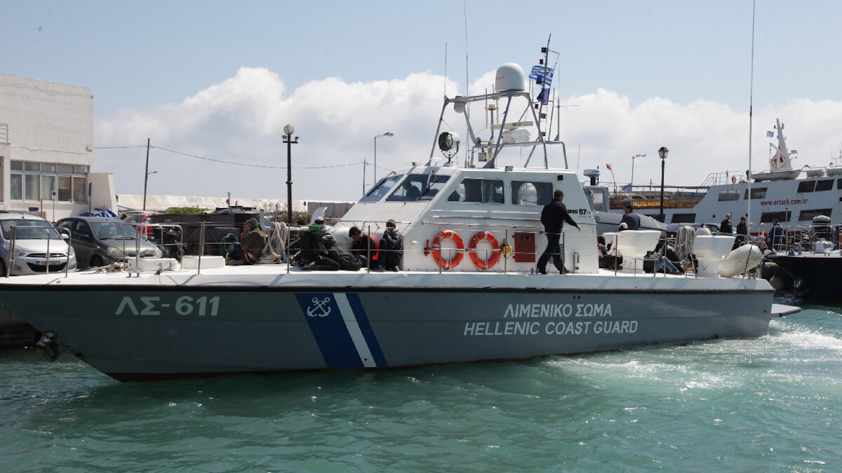 Πλωτό του Λιμενικού Σώματος στο λιμάνι της Χίου