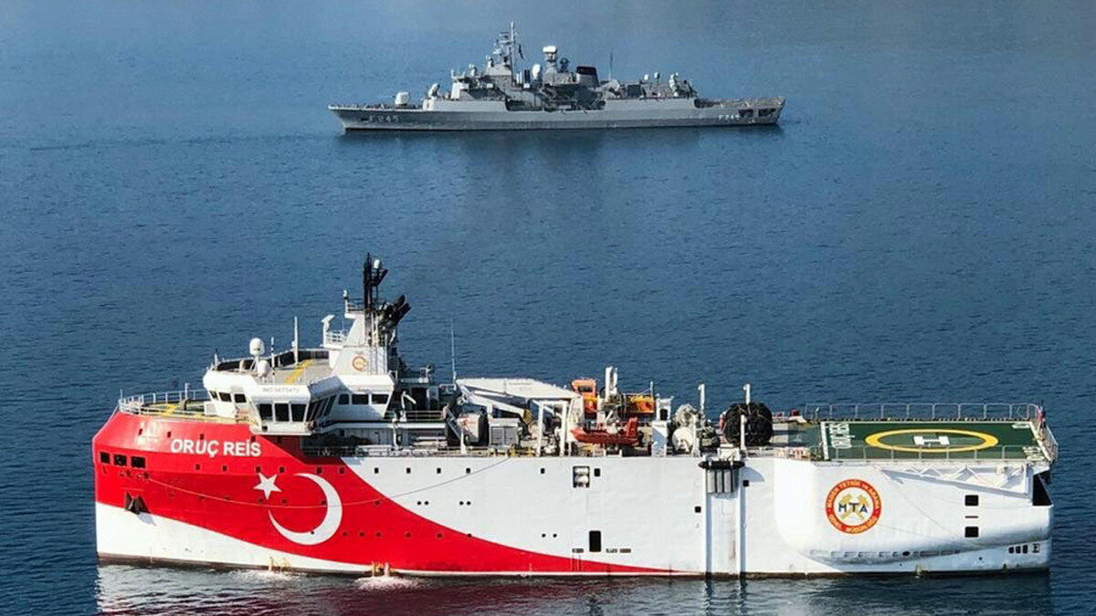 Το τουρκικό ερευνητικό πλοίο ORUC REIS με τη συνοδεία της Φρεγάτας TCG ORUCREIS (F245