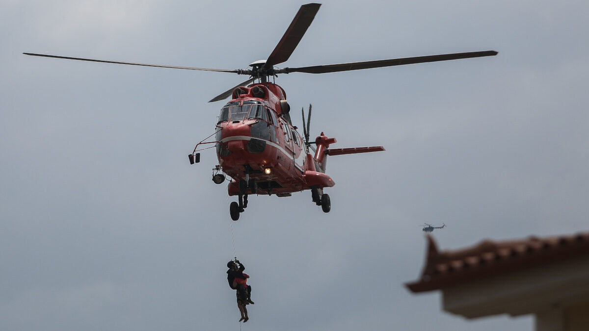 Από τις καταστροφικές πλημμύρες στην Εύβοια 9/8/2020 - Ελικόπτερο της Πυροσβεστικής