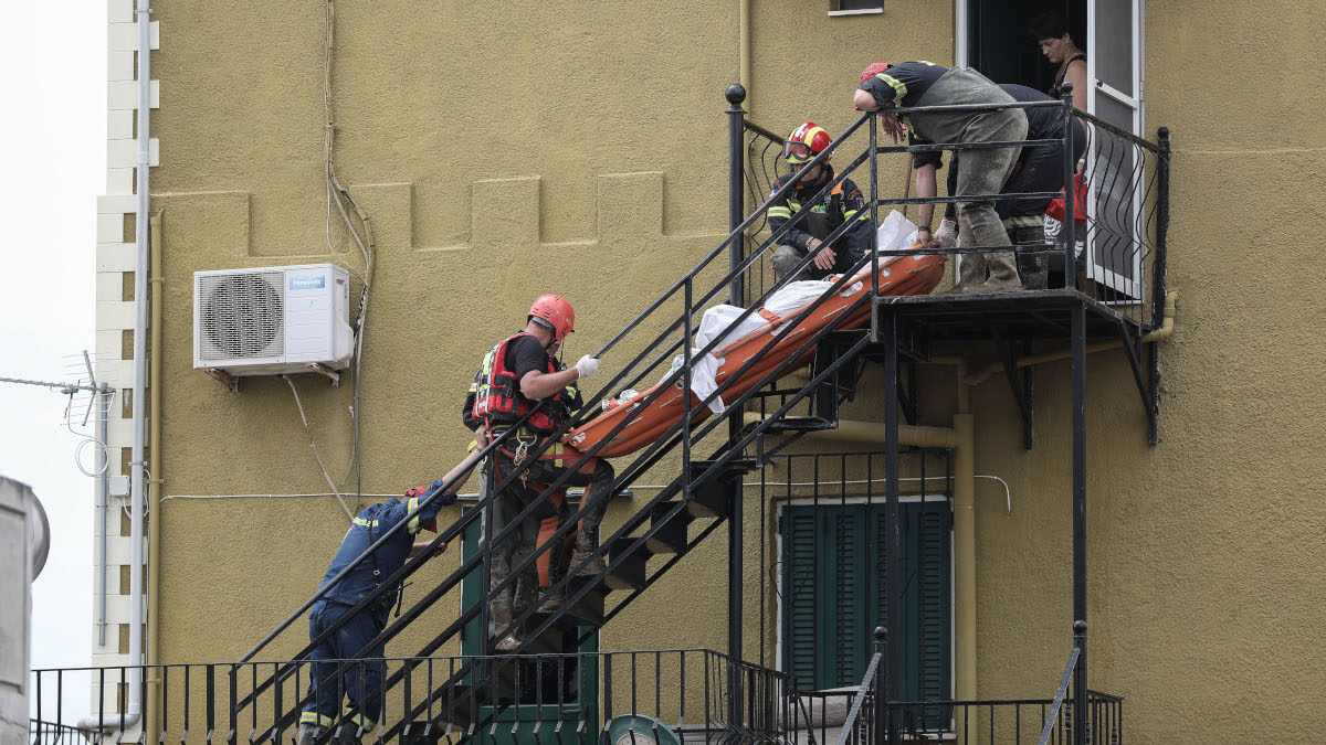 Από τις καταστροφικές πλημμύρες στην Εύβοια 9/8/2020 Μεταφορά Τραυματία - Πυροσβέστες