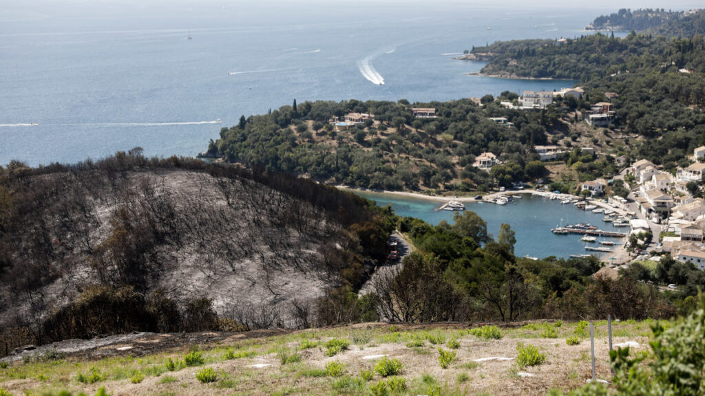 Κέρκυρα, Κασσιόπη του Ερημίτη, εκεί που επενδυτές θα κατασκευάσουν ξενοδοχείο και μαρίνα εν μέσω λαϊκών αντιδράσεων. Ότι απέμεινε από την πυρκαγιά του Σαββάτου 17/8/2020