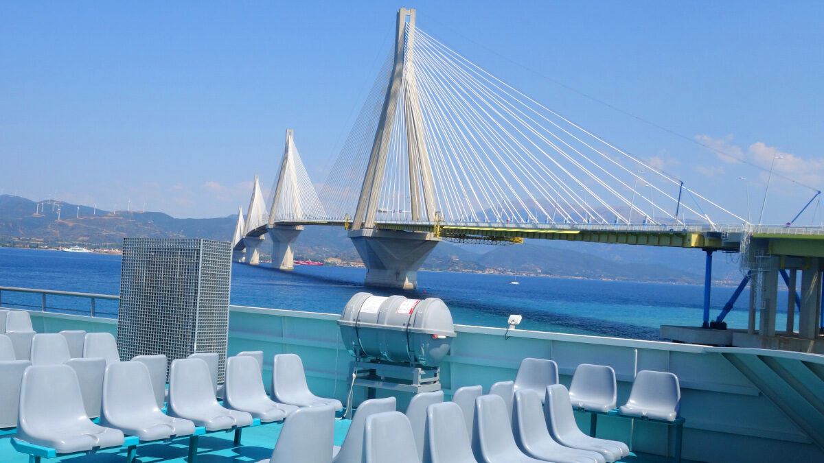 Γέφυρα Ρίο - Αντίρριο μέσα από το επιβατικό / οχηματαγωγό της γραμμής