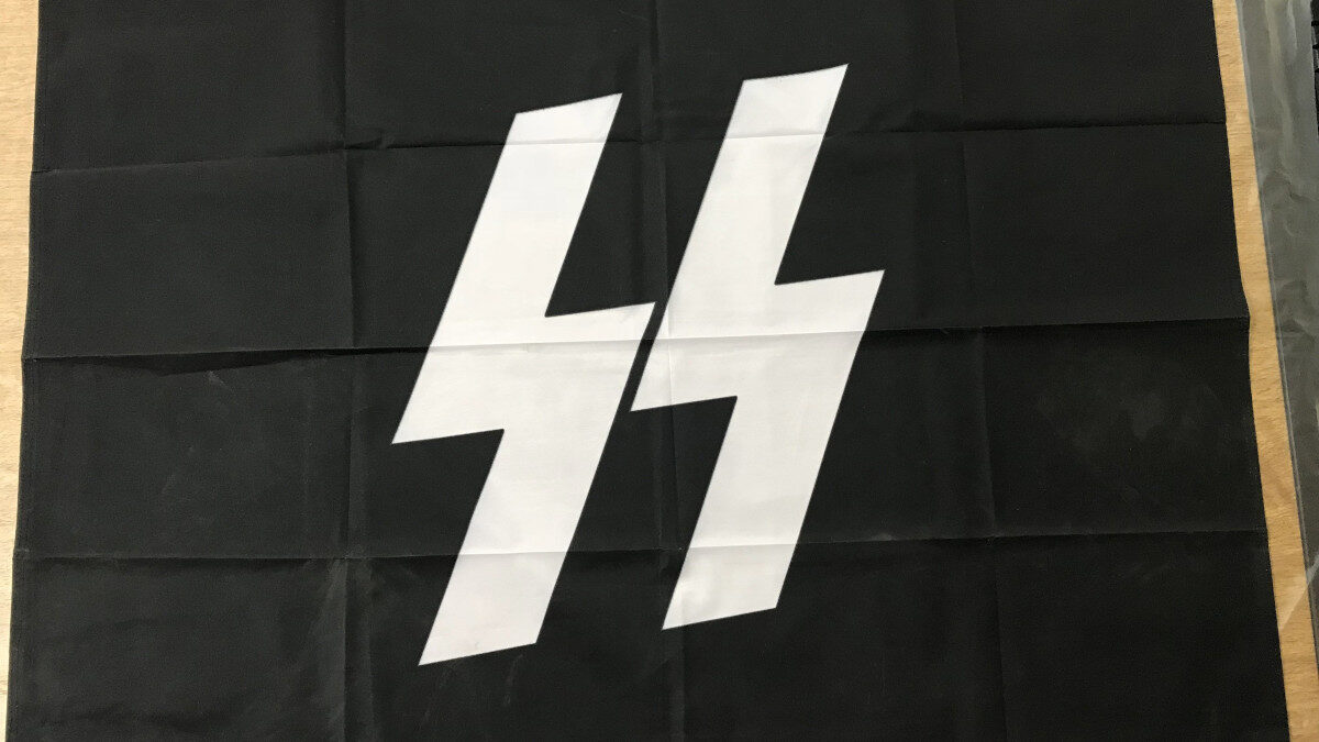 Σημαία των εγκληματιών των SS. Από τα ευρήματα μετά τις συλλήψεις Νεοναζί στη Αθήνα - 9/3/2018
