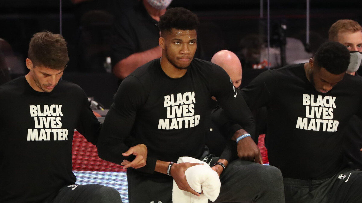 Οι παίκτες της Milwaukee Bucks αρνούνται να κατέβουν στον προγραμματισμένο αγώνα των playoffs του NBA με τους Orlando, σε ένδειξη διαμαρτυρίας για τη ρατσιστική στάση της Αστυνομίας του Γουισκόνσιν 26/8/2020 - Μαζί τους οι παίκτες των Boston Celtics
