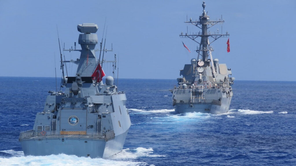 Συνεκπαίδευση τουρκικού Πολεμικού Ναυτικού με τις ΗΠΑ. Η τουρκική Φρεγάτα TCG BARBAROS και κορβέτα TCG BURGAZADA σε σχηματισμό με το αμερικάνικο Αντιτορπιλικό USS WINSTON S. CHURCHILL