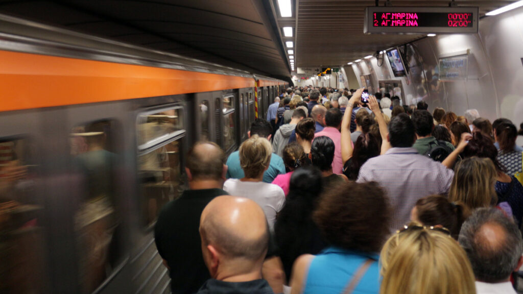 Συνωστισμός στους σταθμούς του ΜΕΤΡΟ της Αθήνας