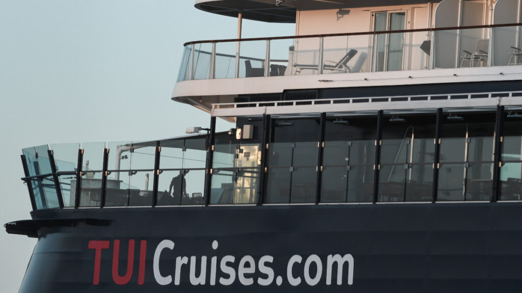 Το Κρουαζιερόπλοιο "Mein Schiff 6" στο λιμάνι του Πειραιά